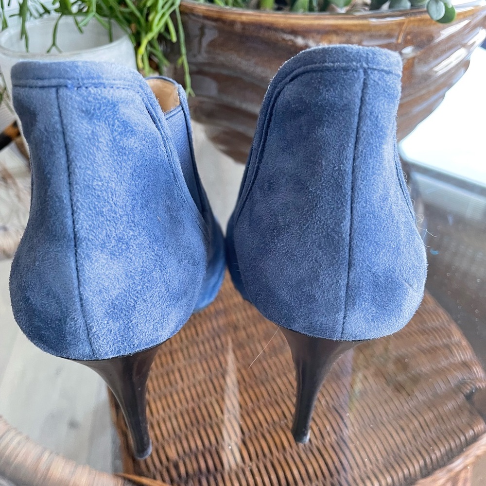 Beautiful blue suede GUESS booties..